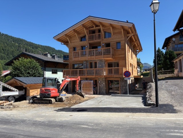 Construction chalet bois en station alpine